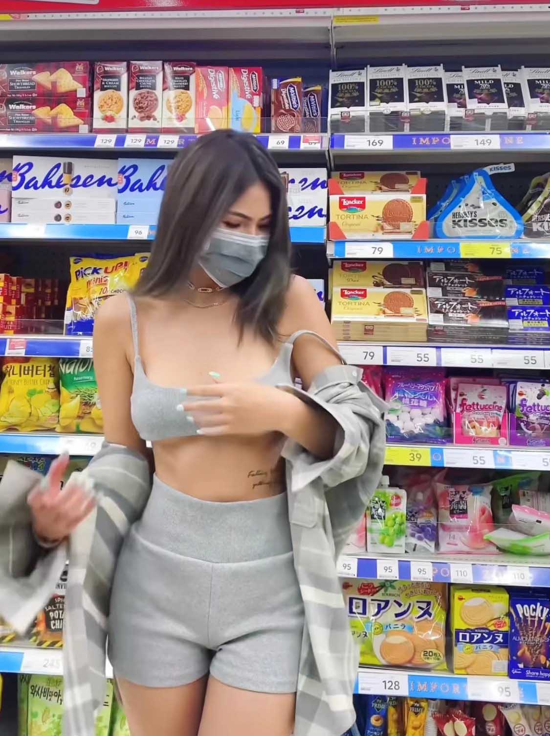 Cô nàng du học sinh người Thái ở Úc gây chú ý trên mạng xã hội với set đồ mặc đi siêu thị tôn dáng gợi cảm.