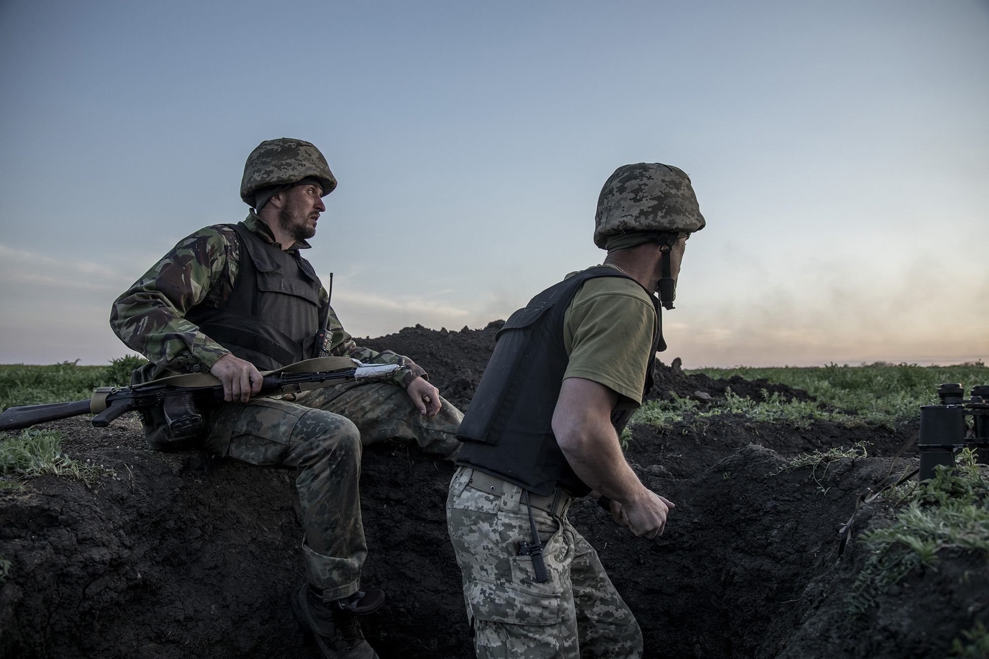 Binh sĩ Ukraine giao chiến ở Donbass (ảnh: CNN)