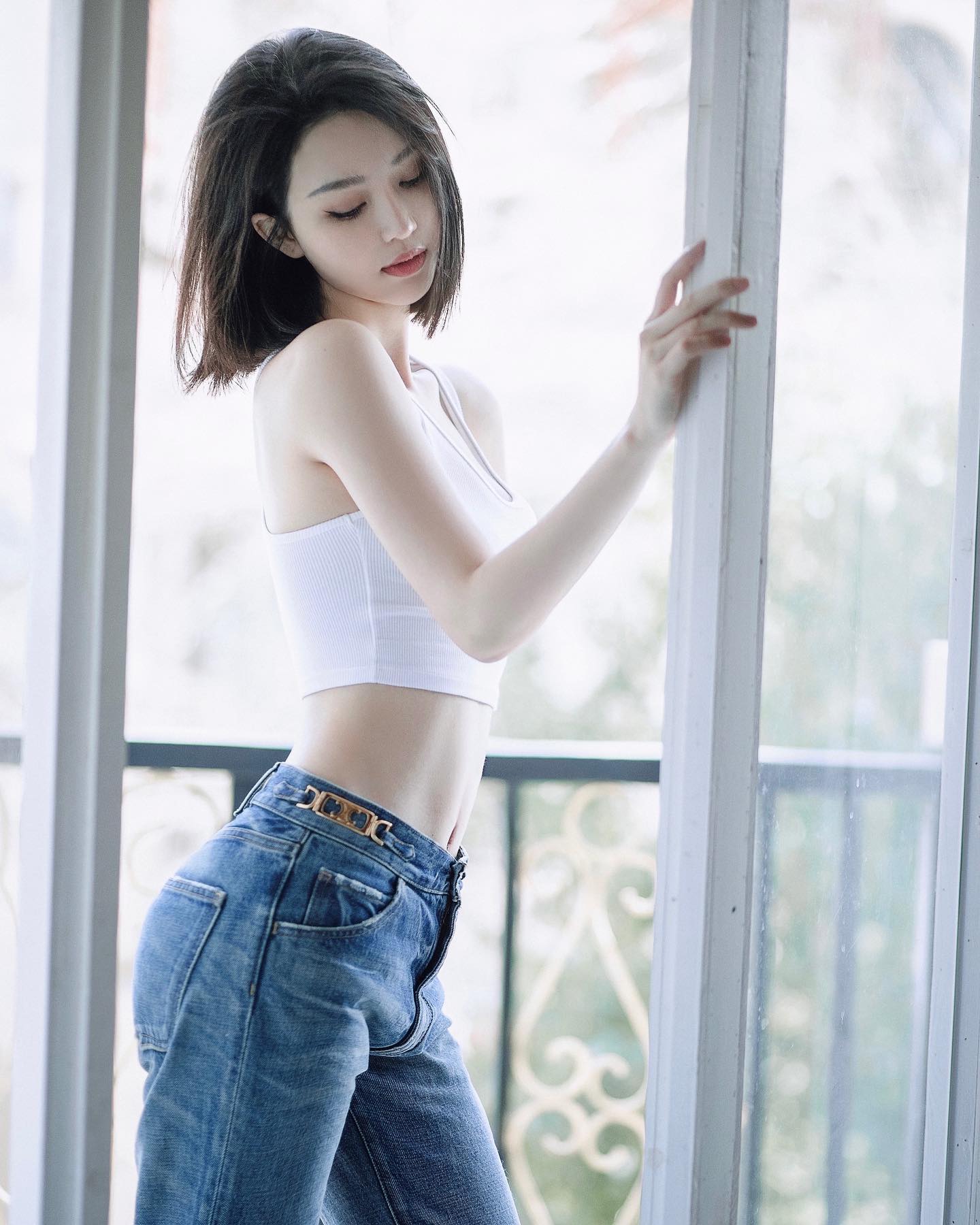 Người đẹp cũng khá yêu thích những item như quần jean, áo croptop.&nbsp;Món đồ này khá đơn giản nhưng luôn thời thượng và quyến rũ.