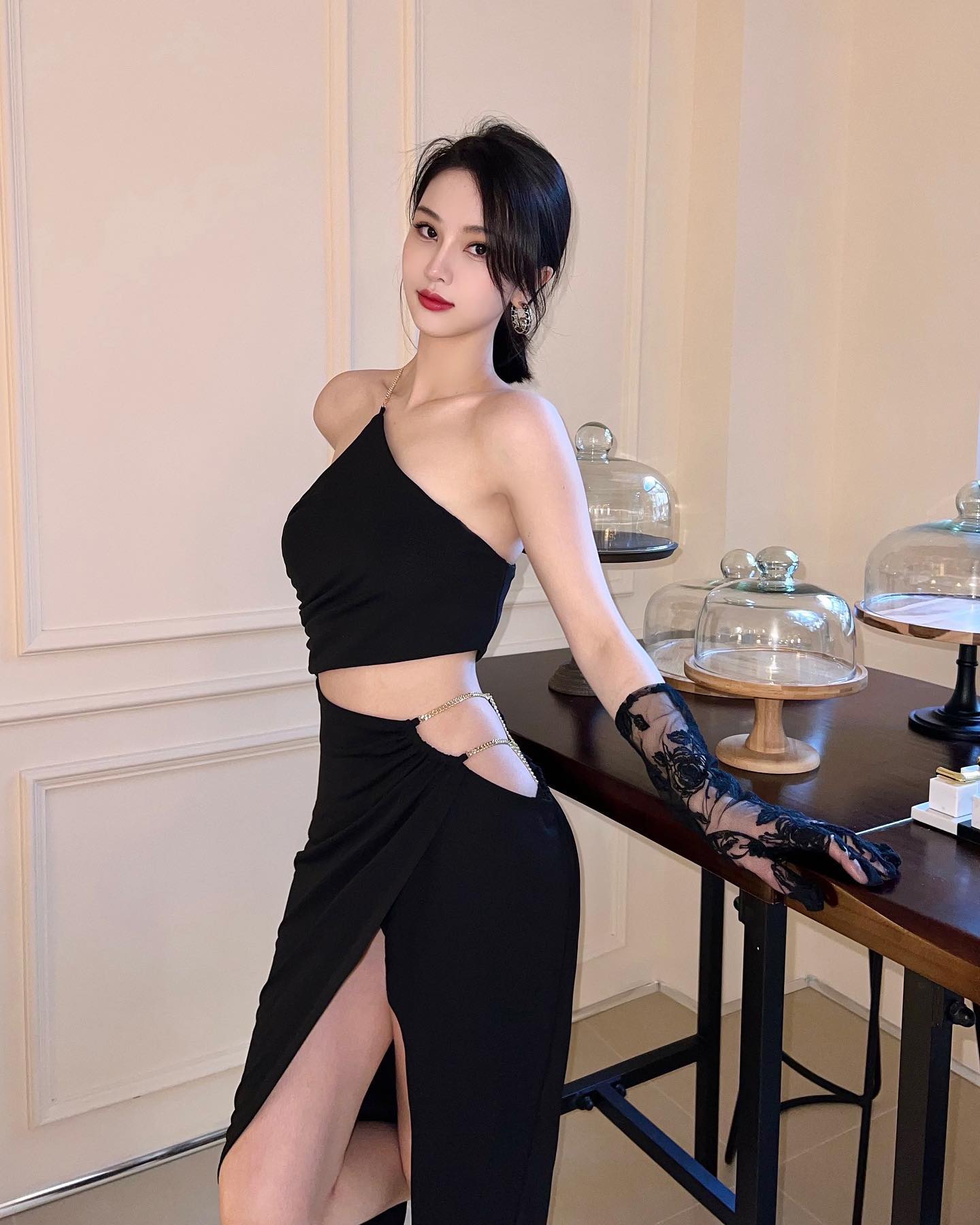 Những bộ trang phục của cô luôn tạo được ấn tượng thị giác vì có những điểm nhấn như đường cut-out, xẻ tà,... tôn vóc dáng của người mặc.