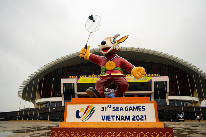 &nbsp;Linh vật của SEA Games 31 trong hình tượng một vận động viên thi đấu cầu lông được đặt trước nhà thi đấu