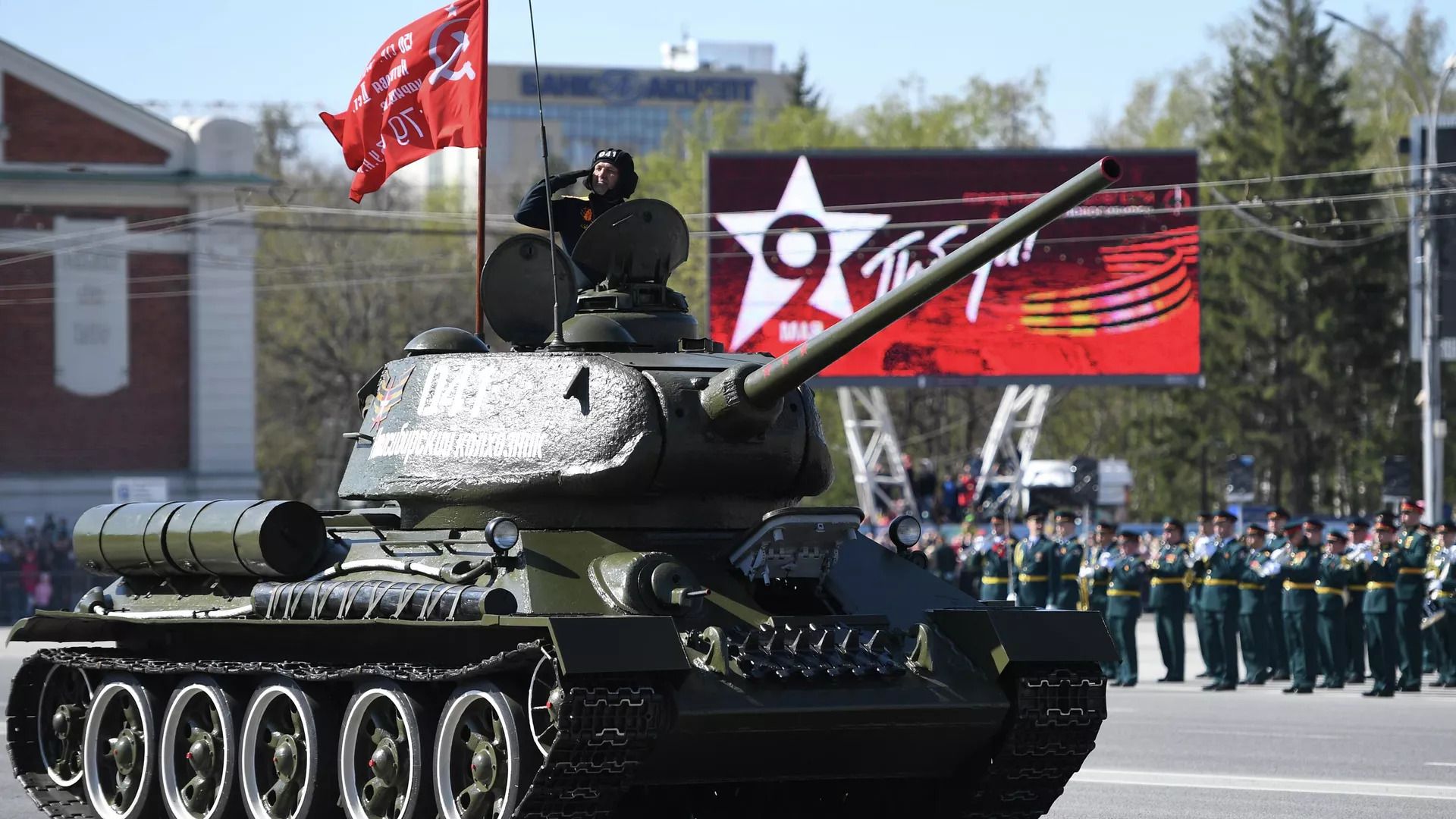 Xe tăng xuất hiện trong lễ duyệt binh ở&nbsp;Novosibirsk (ảnh: RIA)