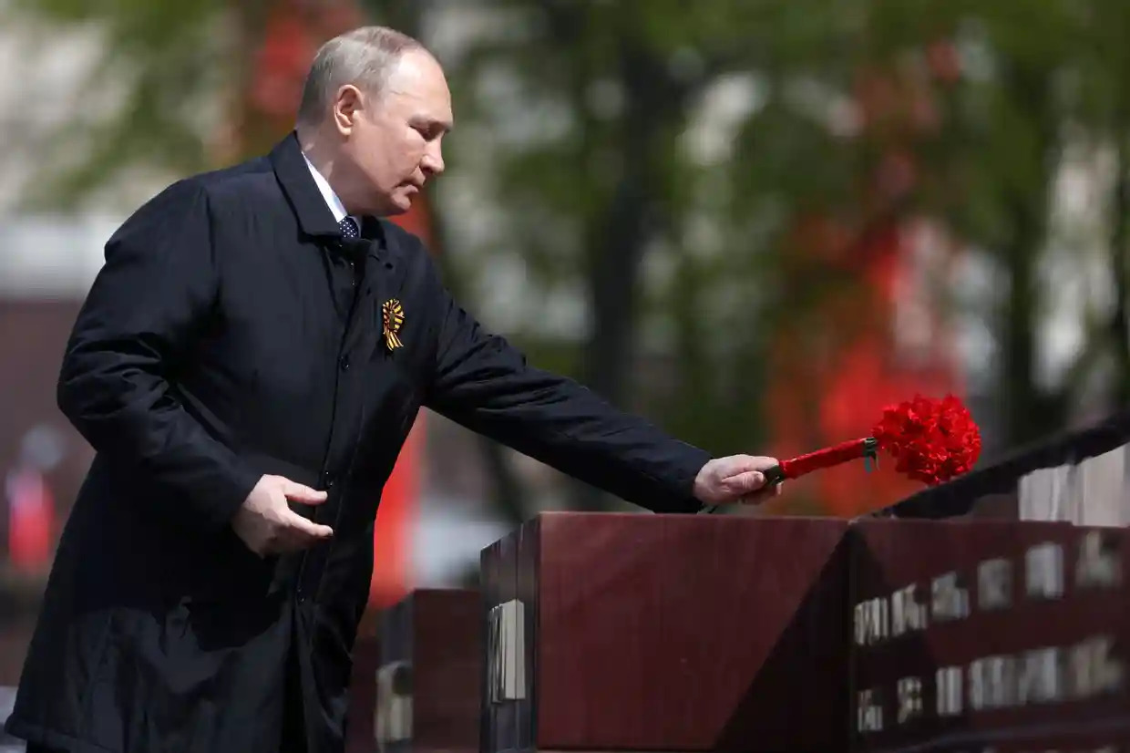 Ông Putin đặt hoa tưởng niệm ở Quảng trường Đỏ (ảnh: TASS)