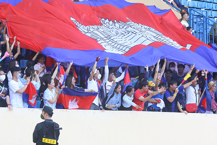 Khác hẵn với cảm xúc của Keisuke Honda, các fan U23 Campuchia “trẩy hội “ trên khán đài với màn ra mắt mãn nhãn của đội nhà