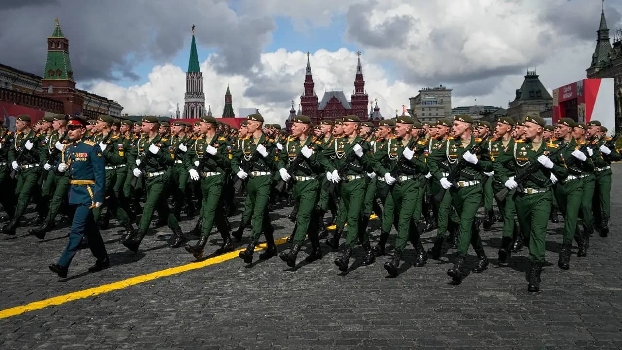 Lễ duyệt binh kỷ niệm 77 năm Ngày Chiến thắng được tổ chức ở Quảng trường Đỏ, thủ đô Moscow.&nbsp;Ảnh: AP