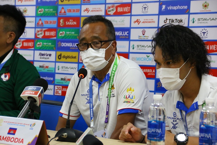 HLV Ryu Hirose của U23 Campuchia phát biểu sau trận thắng U23 Lào