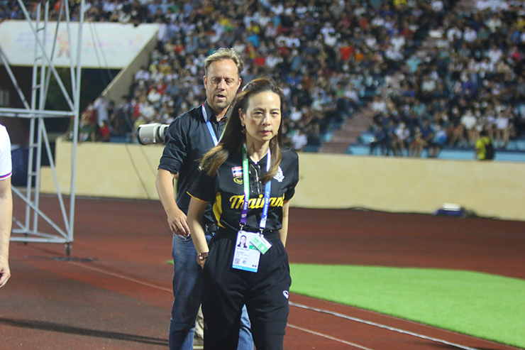 Ngay từ khi xuất hiện trên sân Thiên Trường trong trận đấu giữa U23 Thái Lan gặp U23 Singapore tối ngày 9/5, Madam Pang đã nhận sự chú ý đặc biệt từ truyền thông và người hâm mộ.