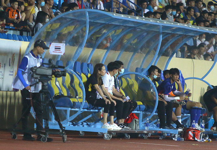 Thời điểm U23 Thái Lan đã dẫn đến 4-0, vị nữ trưởng đoàn này cũng chưa thể hiện sự yên tâm