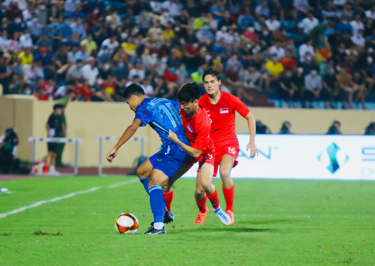 U23 Thái Lan gặp khó khăn trong hiệp 1 trước U23 Singapore trên sân Thiên Trường