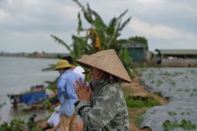 Người thân&nbsp;cũng có mặt dọc ven sông Thái Bình để cầu bình an đến với 3 mẹ con chị T.