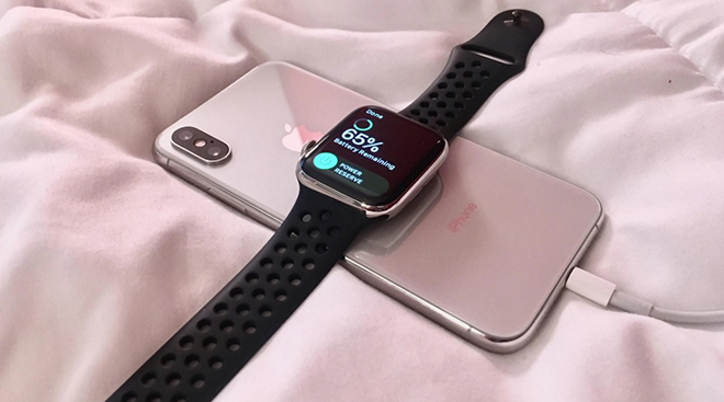 iPhone XS Max và đồng hồ Apple Watch.