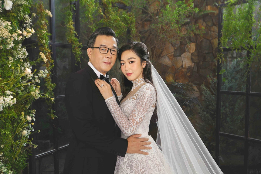 Ảnh cưới của Hà Thanh Xuân và "Vua cá Koi"