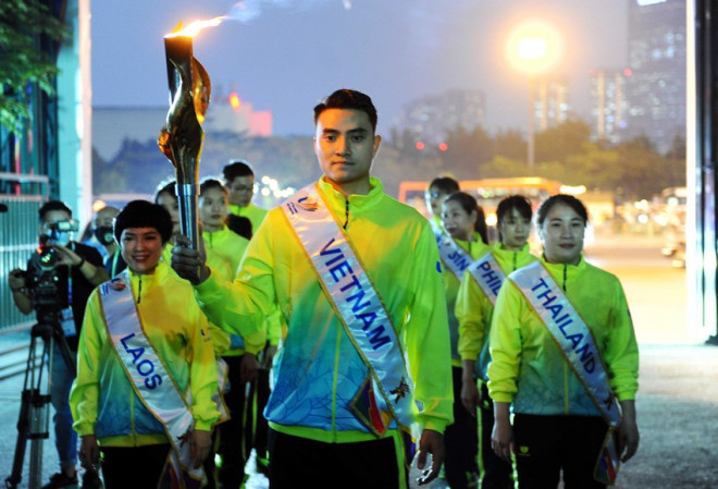 Lễ xin lửa đã hoàn tất chờ đến đêm 12-5 khai mạc SEA Games 31 sẽ thắp sáng đài đuốc. Ảnh: ANH PHƯƠNG.