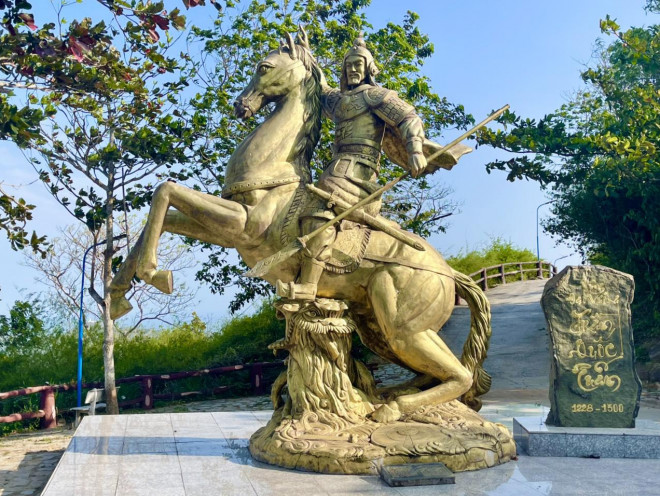 Bức tượng Hưng Đạo Vương Trần Quốc Tuấn đặt tại KDL Hồ Mây Vũng Tàu