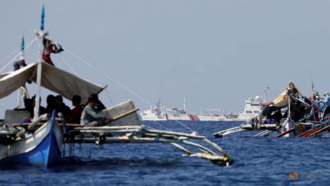 Tàu tuần duyên Trung Quốc đi ngang qua các tàu đánh cá của Philippines tại bãi cạn Scarborough đang tranh chấp trên Biển Đông. Ảnh: REUTERS