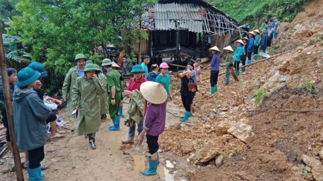 Chính quyền và người dân hỗ trợ gia đình giải tỏa khỏi điểm sạt lở tại huyện Bình Gia.