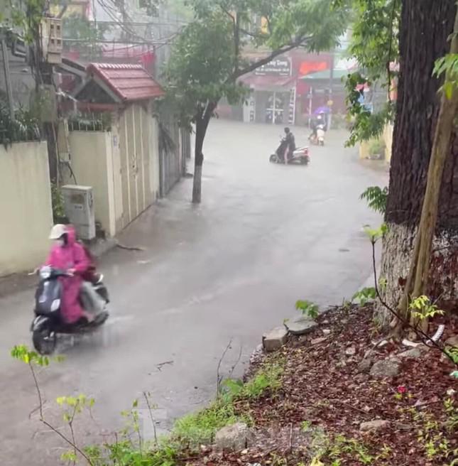 Nhiều phương tiện giao thông phải quay đầu vì nước đã bủa vây khu dân cư Phai Luông, phường Chi Lăng, thành phố Lạng Sơn -Ảnh: TL