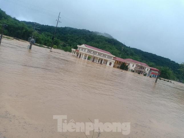 Nhiều công trình, nhà cửa ở xã Tú Xuyên, huyện Văn Quan bị ngập sâu -Ảnh: TL