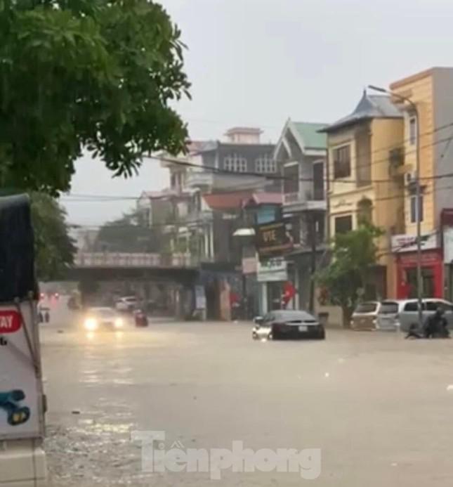 Khu vực Cầu Chui- Mỹ Sơn, phường Vĩnh Trại, TP Lạng Sơn, nhiều phương tiện bị ngập -Ảnh: TL