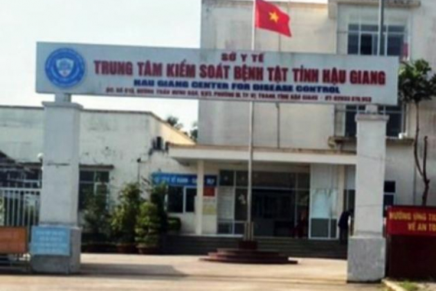 Cách hết chức vụ đối với Giám đốc CDC Hậu Giang "trả lại quà"