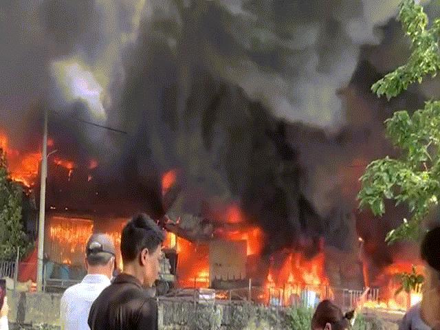 Cháy lớn tại 4 cơ sở sản xuất chăn, đệm ở Hà Nội