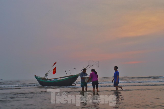 Những ngày qua, khi mặt trời lấp ló đằng đông cũng là lúc đoàn thuyền của ngư dân ở ven biển xã Thạch Văn (huyện Thạch Hà, tỉnh Hà Tĩnh) quay đầu trở vào đất liền sau một đêm câu mực vất vả.