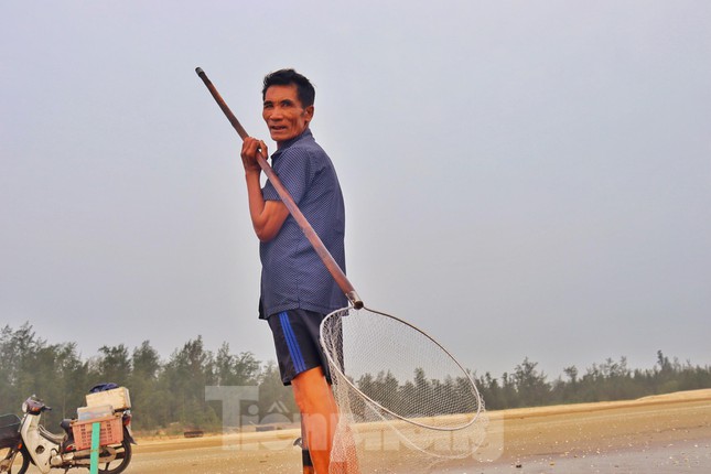 Ngoài ra ngư dân còn mang theo những cây vợt dài để có thể vớt những con mực lấp ló gần thuyền.