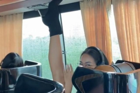 Dân mạng tranh cãi vì thí sinh hoa hậu xoạc chân trên xe bus