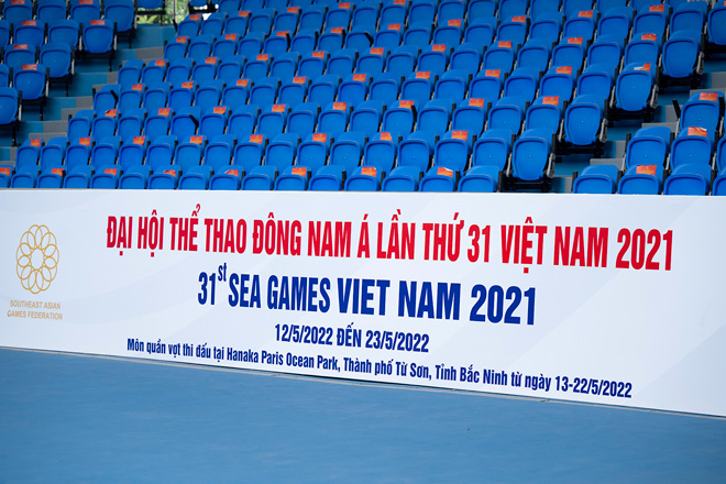 Biển quảng cáo SEA Games 31 được lắp đặt chỉnh trang tại sân tổ hợp thi đấu.