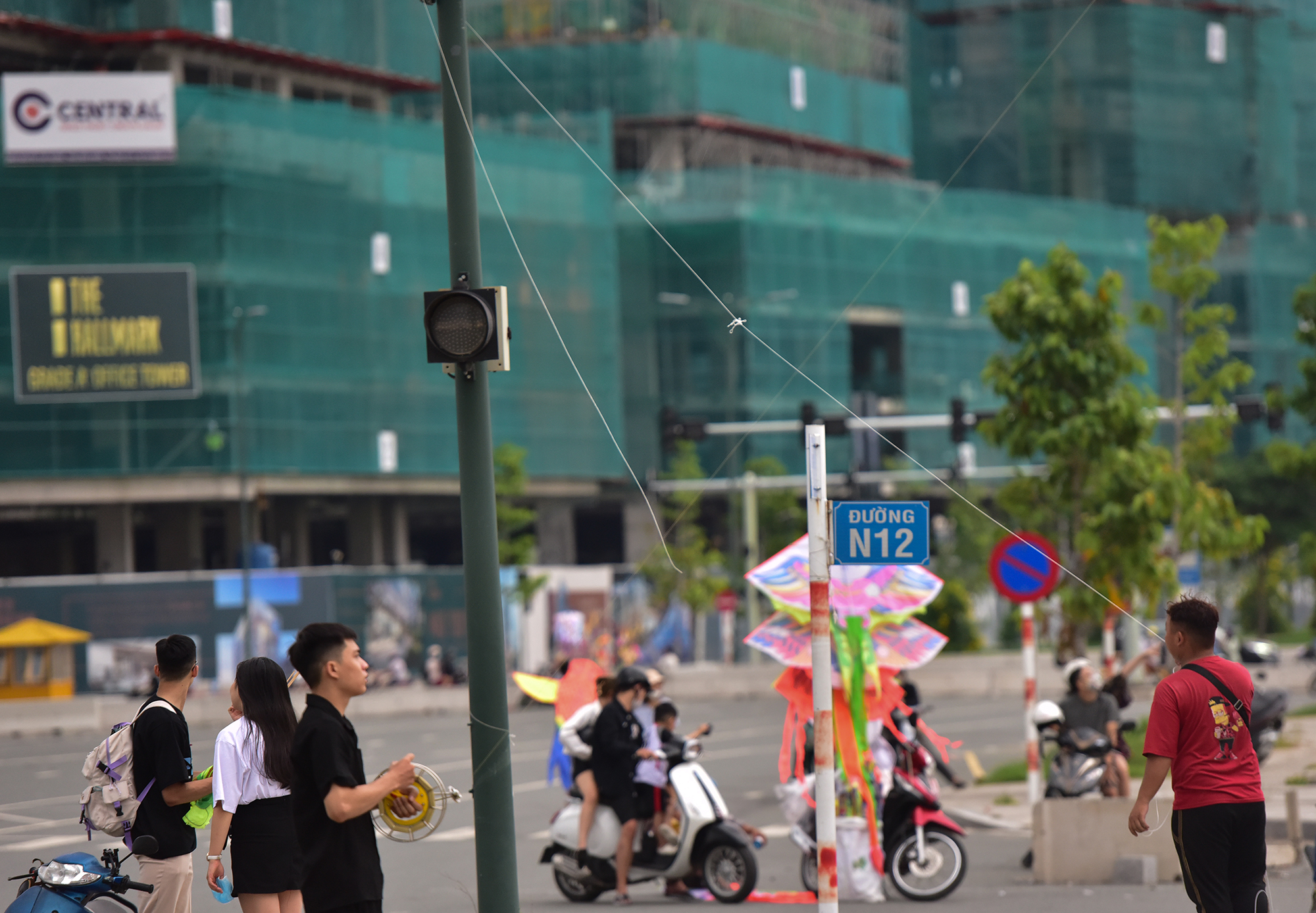 Bên cạnh đó, bãi diều lớn nhất TP.HCM này cũng là nơi để lại rất nhiều dây diều bị đứt từ giăng trên các trụ điện, cây cối đến cuộn thành rác khắp các tuyến đường.