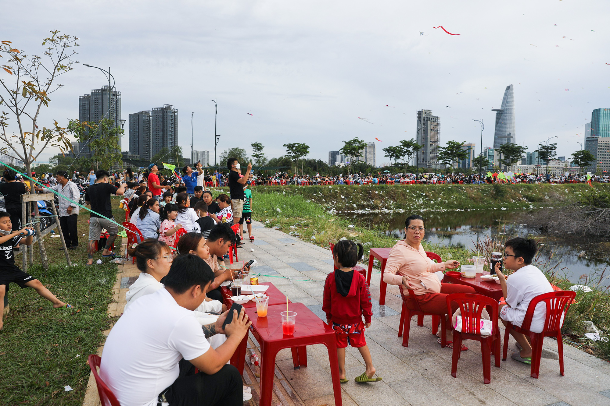 Từ 15h chiều hàng ngày, những người bán diều, hàng quán bắt đầu đổ về rải bàn ghế, soạn đồ ăn, thức uống “cát cứ” hai bên các con đường trong khu đô thị để bán cho người tới đây vui chơi.