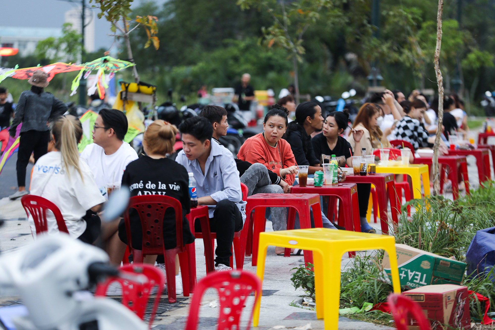 Vào thời điểm cuối tuần, lượng người đổ về khu vực các đường Trần Bạch Đằng, R12, N12, D10… càng đông. Xe cộ người thả diều, hóng mát dựng san sát hai bên các đoạn đường. Từng nhóm người tụ tập ăn uống, nói chuyện huyên náo cả một khu vực.