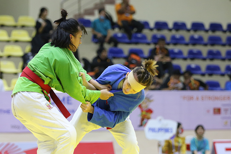 Ở hạng cân dưới 52 kg tại bộ môn Kurash trong ngày thi đấu 10/5, nữ võ sĩ Nguyễn Thị Tuyết Hân gây ấn tượng mạnh khi thi đấu với tấm băng quấn trên đầu.