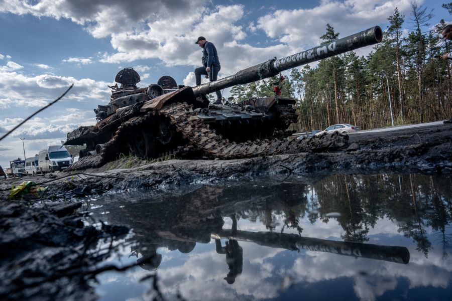 Xe tăng bị phá hủy trong xung đột Nga – Ukraine (ảnh: CNN)