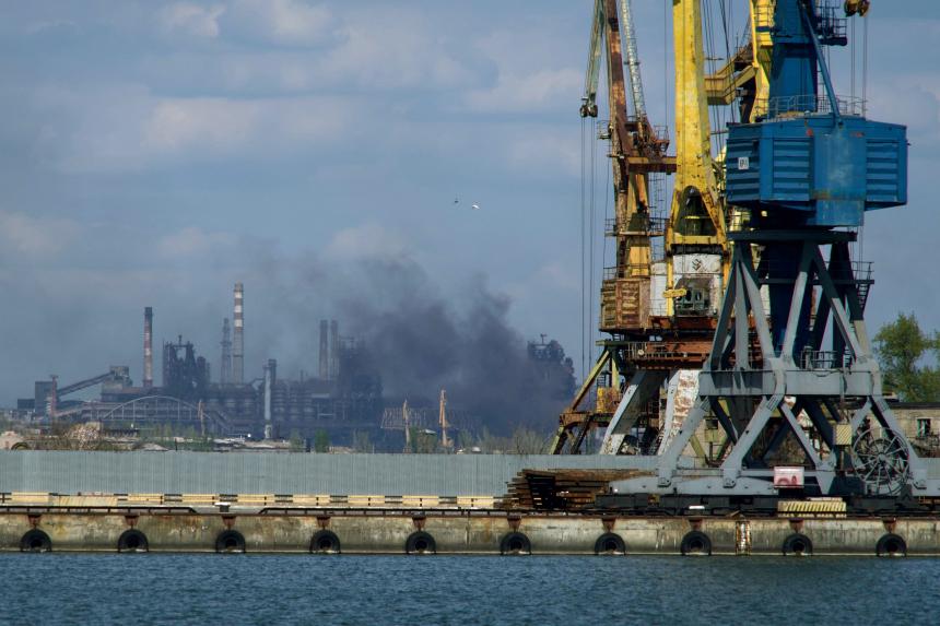 Nhà máy thép Azovstal nhìn từ cảng biển Mariupol (ảnh: CNN)