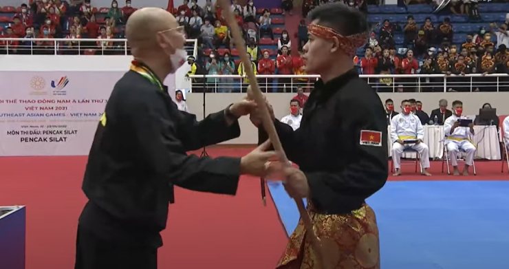 Tiến Dũng (phải) có bài biểu diễn Pencak Silat tốt nhưng vẫn kém đối thủ Malaysia 0,5 điểm