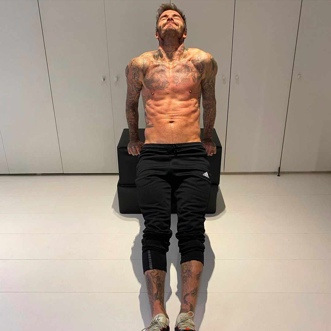 David Beckham khoe body “U60 vẫn chạy tốt” đến 3 con trai cũng phải thua xa - 5