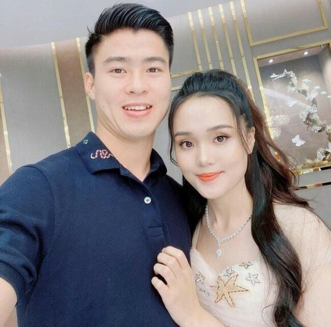 Theo chia sẻ, tuyển thủ quốc gia để ý bà xã khi thấy cô trong một bữa tiệc cùng CLB Hà Nội. Sau đó, Duy Mạnh tìm cách làm quen với Quỳnh Anh qua Facebook. Dù vậy đàng trai phải mất gần 1 năm mới “cưa đổ” hot girl 9X.
