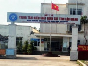 Tin tức trong ngày - Cách hết chức vụ đối với Giám đốc CDC Hậu Giang &quot;trả lại quà&quot;