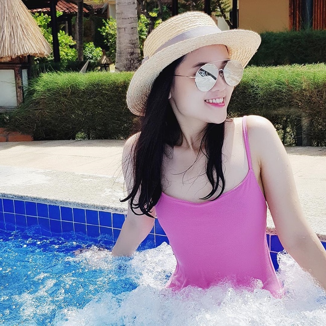 Bà xã Duy Mạnh khoe dáng với bikini.
