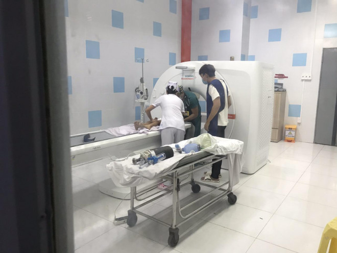 Tại Bệnh viện Nhi đồng 2 (TP HCM), bé trai được chụp CT lần 2, kết quả ghi nhận máu bầm tăng rất nhiều so với lần chụp đầu tiên