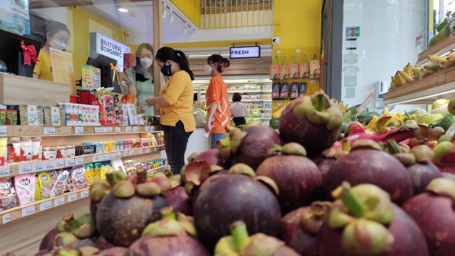 Còn tại cửa hàng M.P (đường Trần Hưng Đạo, quận 1), có niêm yết giá măng cụt Thái Lan với giá 120.000 đồng/kg nhưng nhân viên báo hết hàng, cửa hàng chỉ còn loại măng cụt Bảo Lộc (Lâm Đồng) với giá 150.000 đồng/kg.