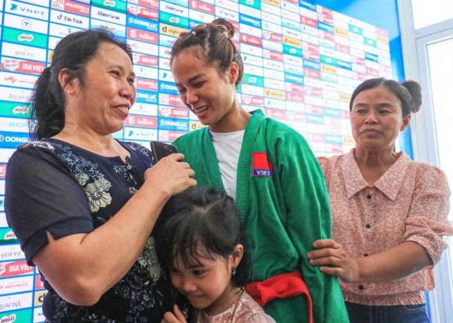 VĐV Tô Thu Trang bên người thân sau khi giành HCV SEA Games chiều 10/5