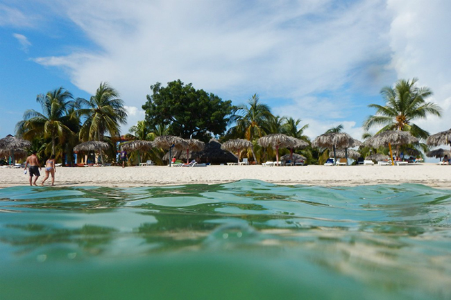 Trinidad được UNESCO công nhận là Di sản Thế giới vào năm 1988, sau đó nó đang trở thành một điểm du lịch nổi tiếng. Nếu bạn là người yêu thích vẻ đẹp tự nhiên, hãy đi về phía nam 20 km để đến bãi biển đẹp nhất của bờ biển phía nam, bãi biển Playa Ancon với bãi cát màu bạch kim óng ánh. 
