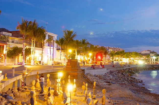 Khung cảnh đẹp nhất của Malecon là vào lúc hoàng hôn, khi mặt trời ló dạng, những tia nắng&nbsp;xiên qua các tòa nhà của Centro Habana, mang lại vẻ đẹp thanh tao lạ thường.
