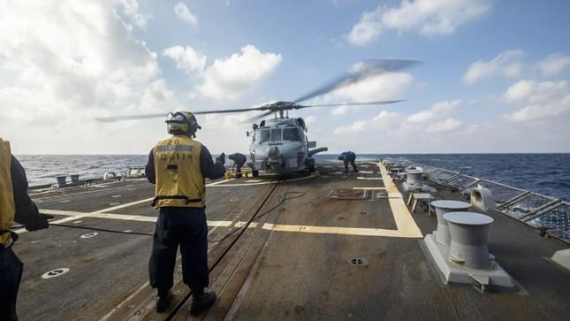 Một chiếc trực thăng săn ngầm MH-60R trên boong tàu khu trục USS Ralph Johnson trong chuyến đi qua Biển Đông hồi tháng 1. (Ảnh: US Navy)