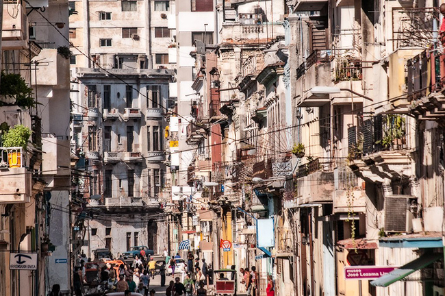 Centro Habana: Du khách thường&nbsp;đến một điểm không thể bỏ qua&nbsp;- đại lộ Malecon. Từ đây, bạn có thể đi bộ&nbsp;để đến Plaza de la Revolución, nơi có những bức tượng khổng lồ của José Martí và Che Guevara.
