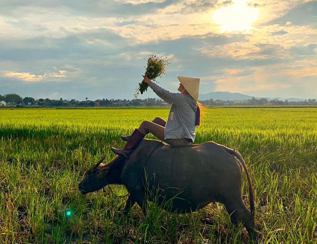 Chẳng cần ăn vận hở quá nhiều, Hương Ly vẫn gây ấn tượng với outfit chuẩn &#34;cô nông dân&#34; với quần áo dài kết hợp với đôi ủng.
