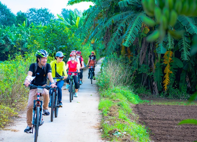 Người Hà Nội rộ trào lưu du lịch mới, khám phá thủ đô với những ngóc ngách mới lạ nhất. (Ảnh: Amica Travel)