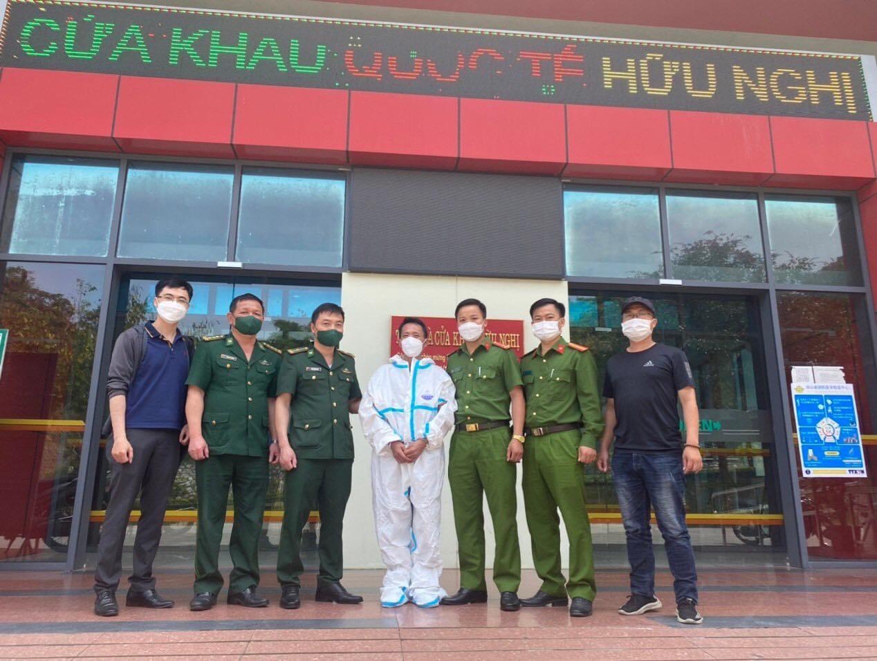 Công an tỉnh Hà Giang tiếp nhận đối tượng truy nã Thào Mý Say ở cửa khẩu Quốc tế Hữu Nghị, tỉnh Lạng Sơn.
